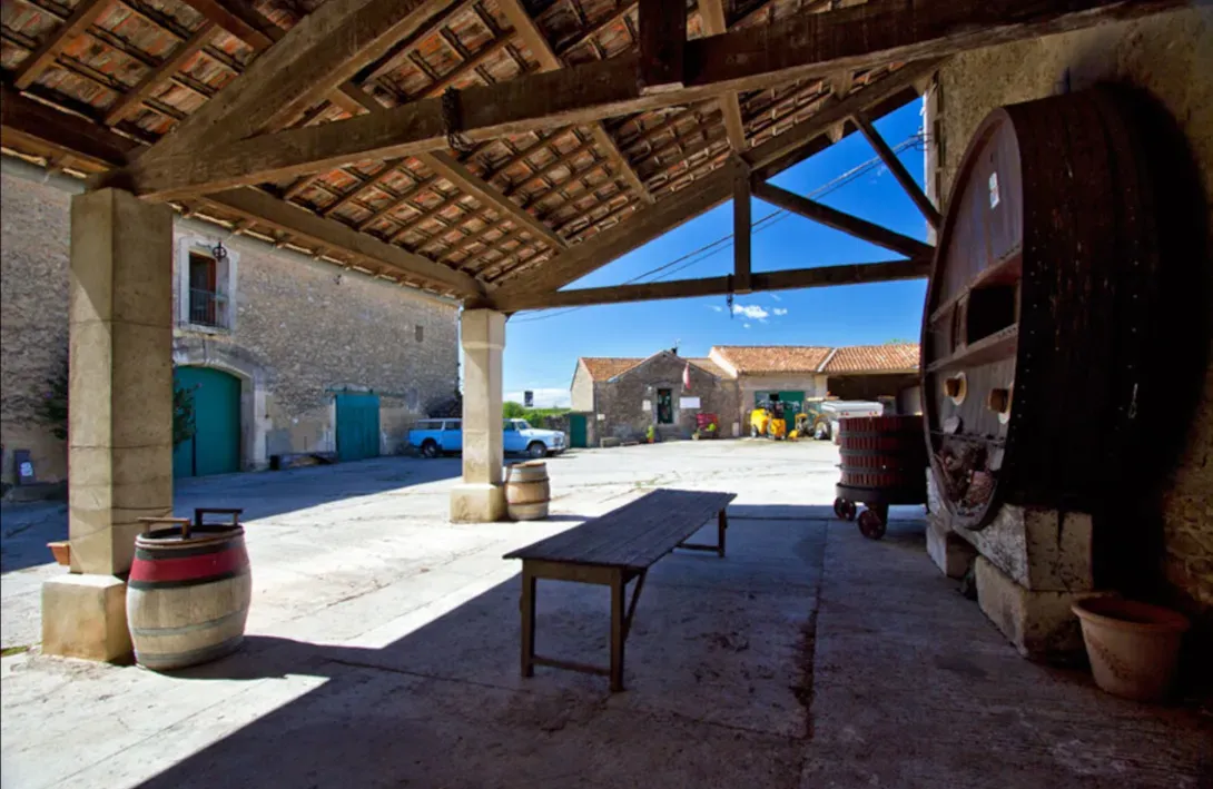 Vue sur le préau de la cour du Château de Fourques