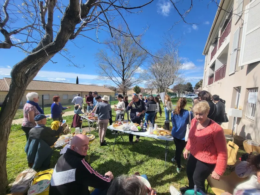 Jardin extérieur, devant l'épicerie