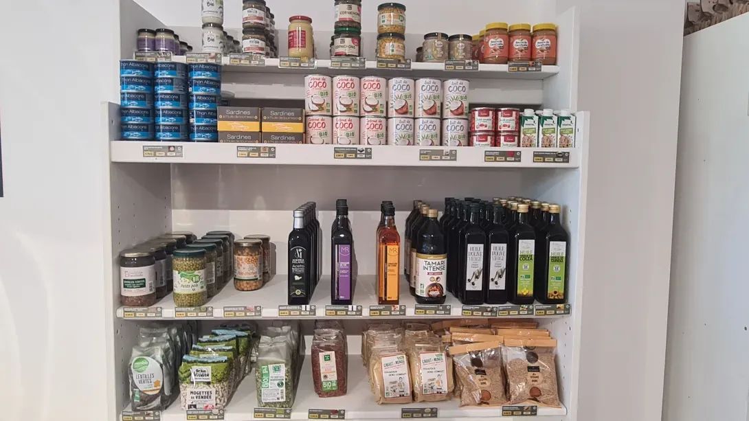 Etagères de produits alimentaires