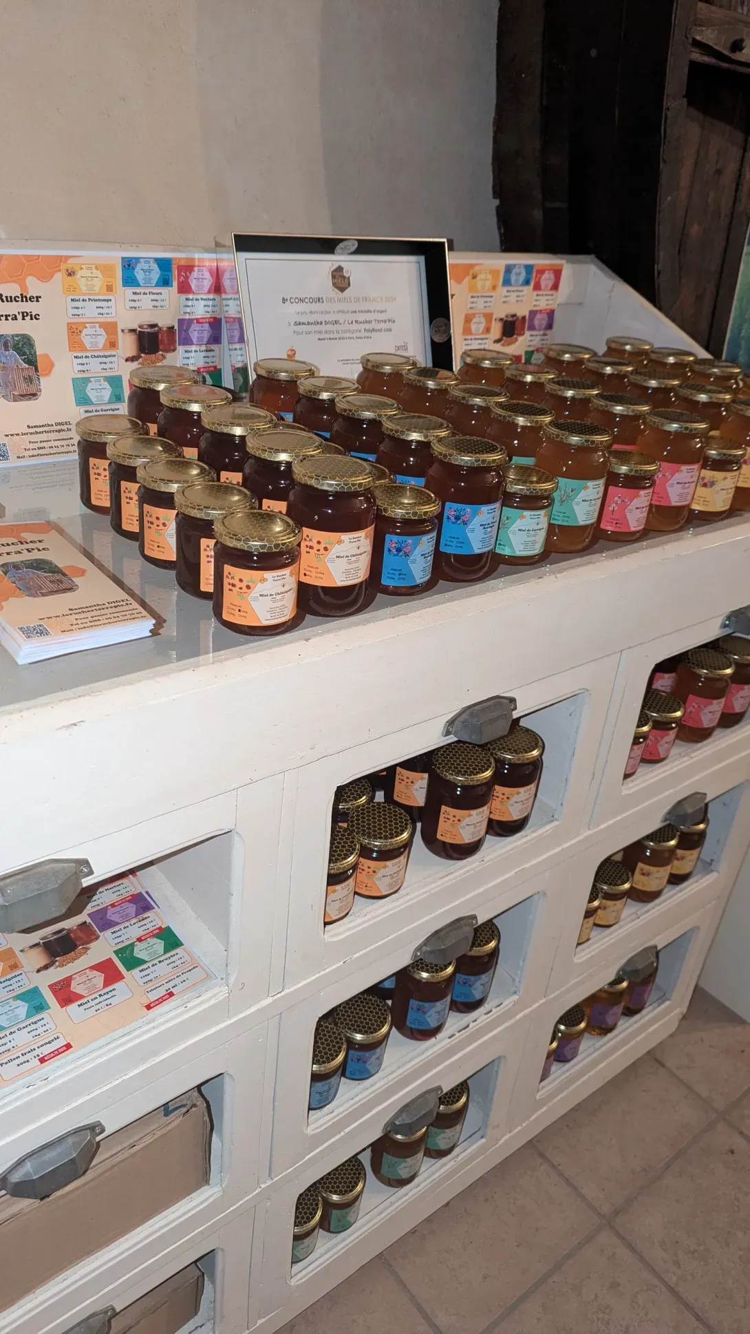 Meuble à miel à la boutique de producteurs du domaine